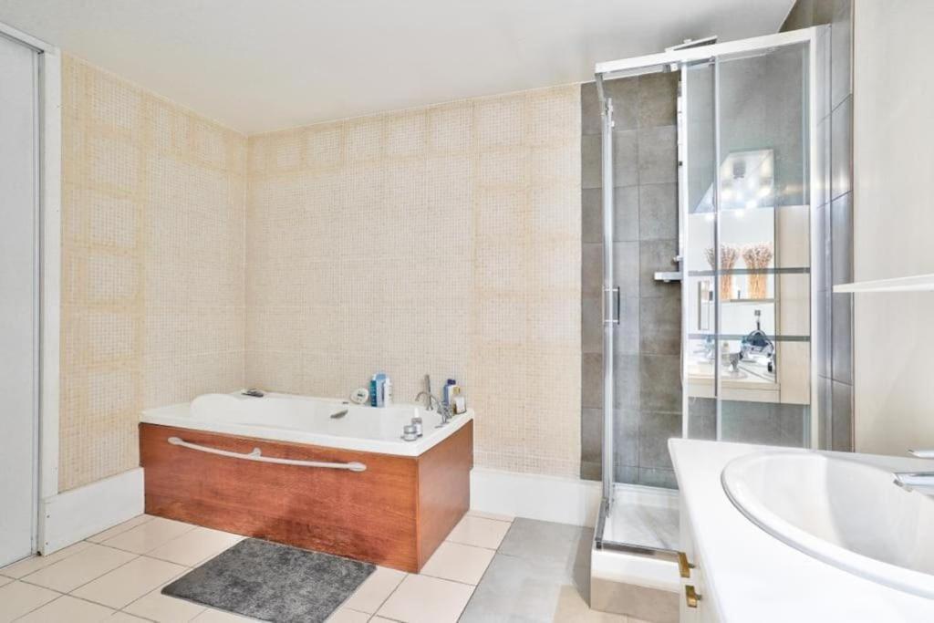 Family House 10 Minutes From Paris Vakantiehuis *